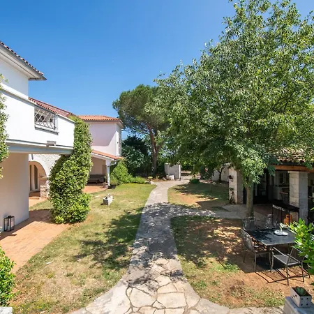 Kapetanova Villa *